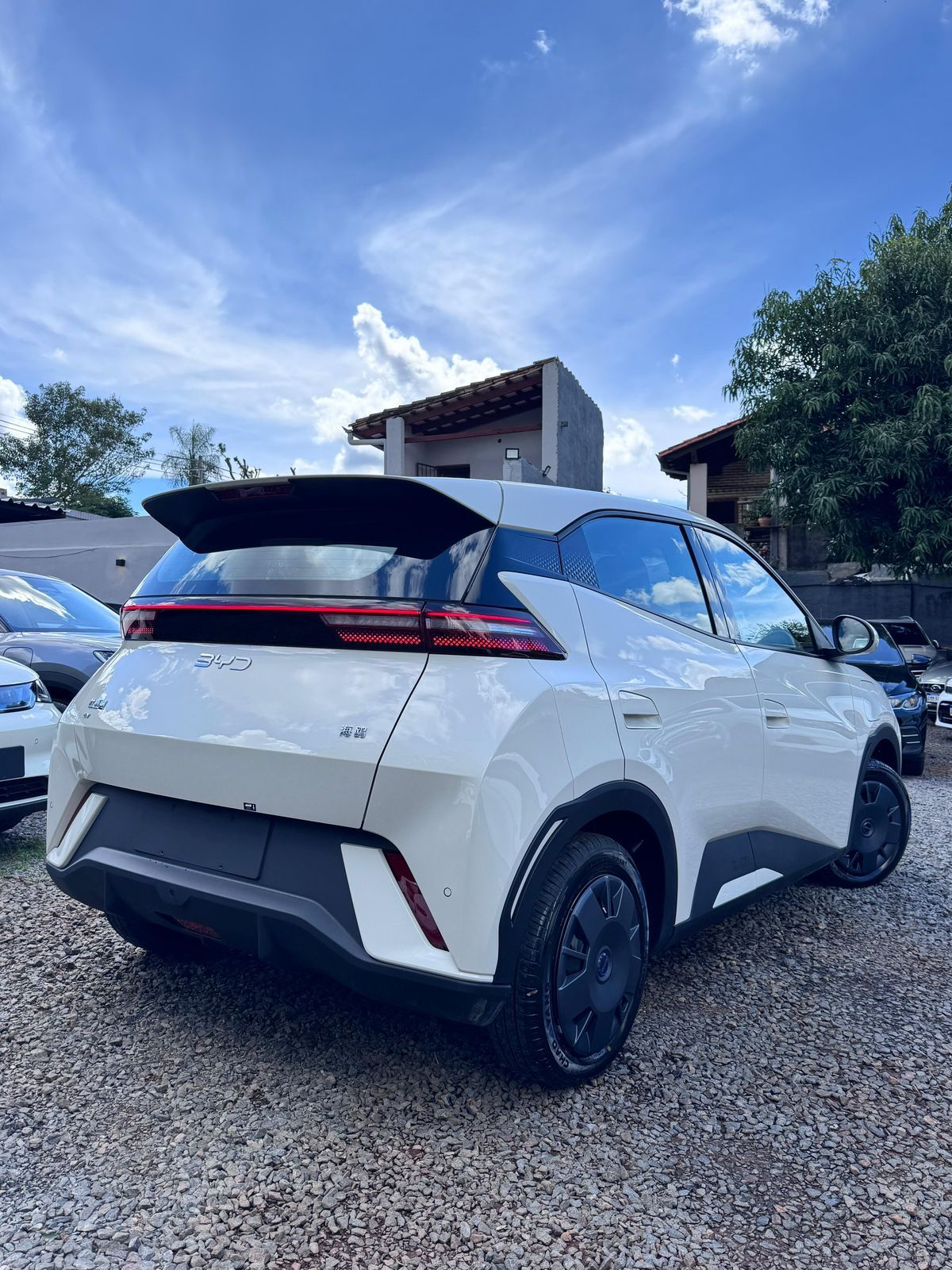 BYD Seagull blanco, vista trasera tres cuartos