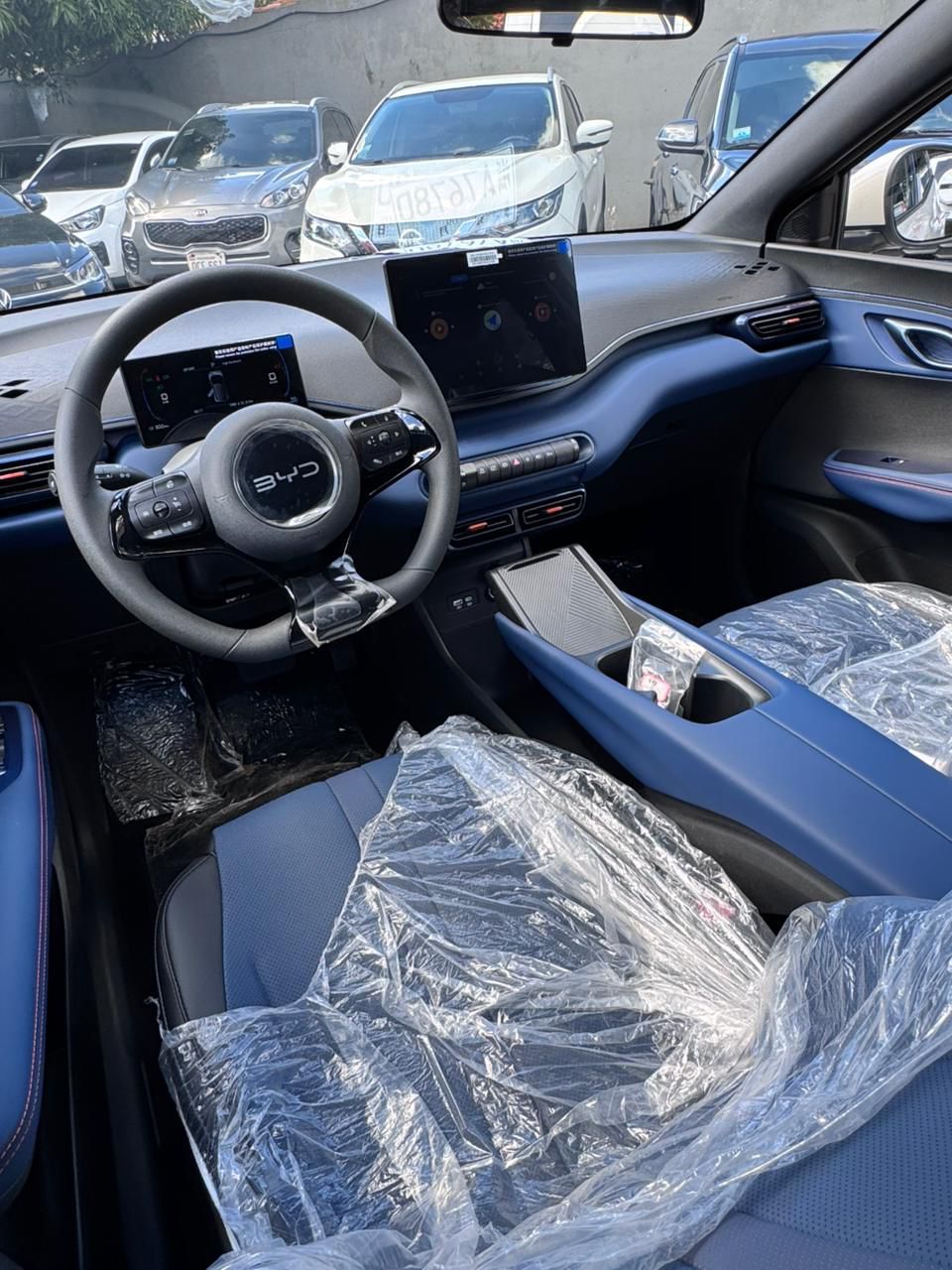 Interior del BYD Seagull con tablero azul y pantalla central