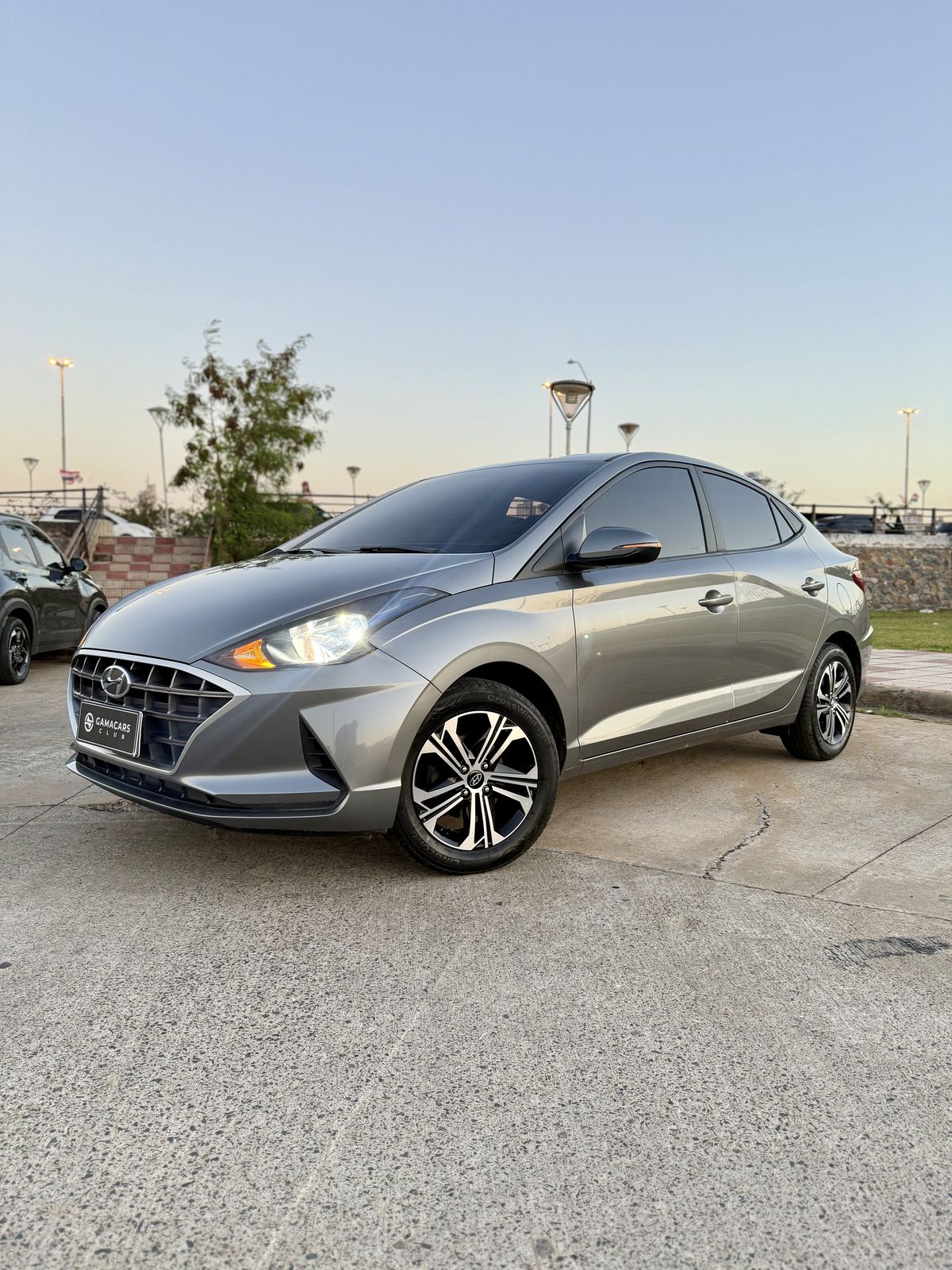Hyundai HB20S gris, vista frontal tres cuartos