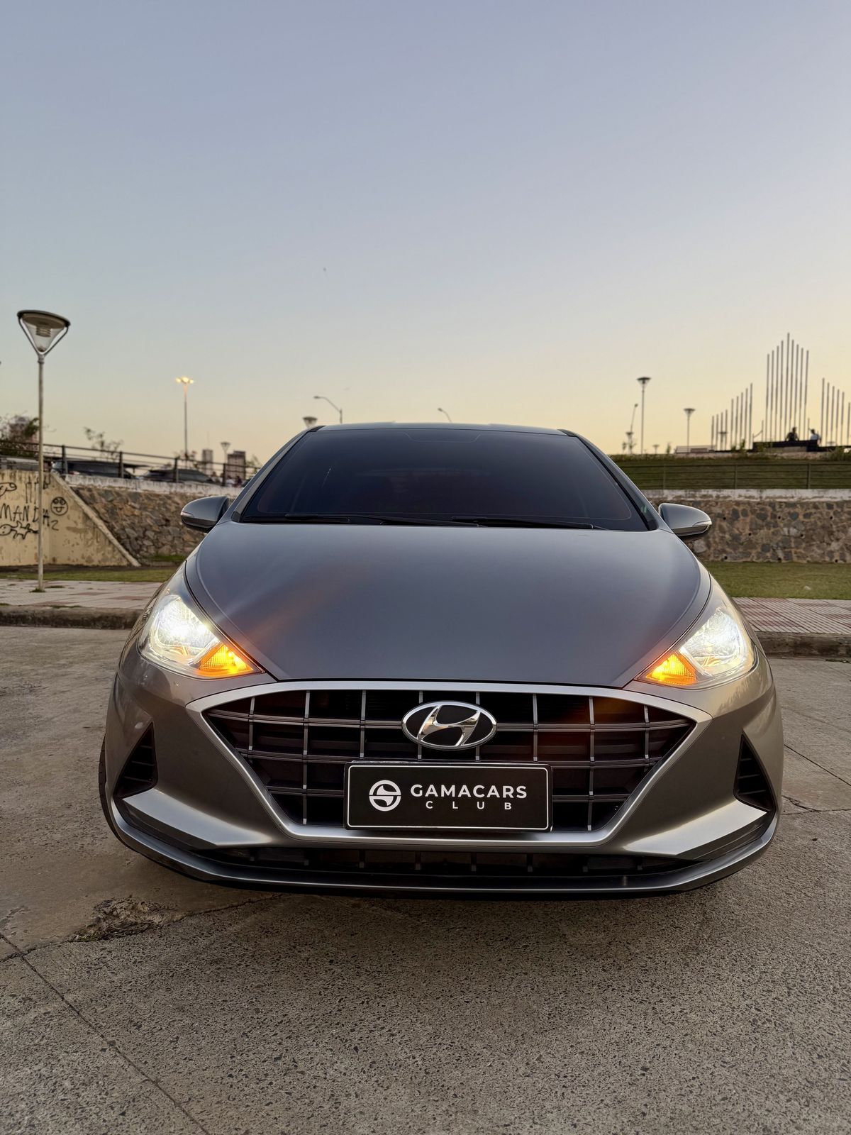 Hyundai HB20S gris, vista frontal