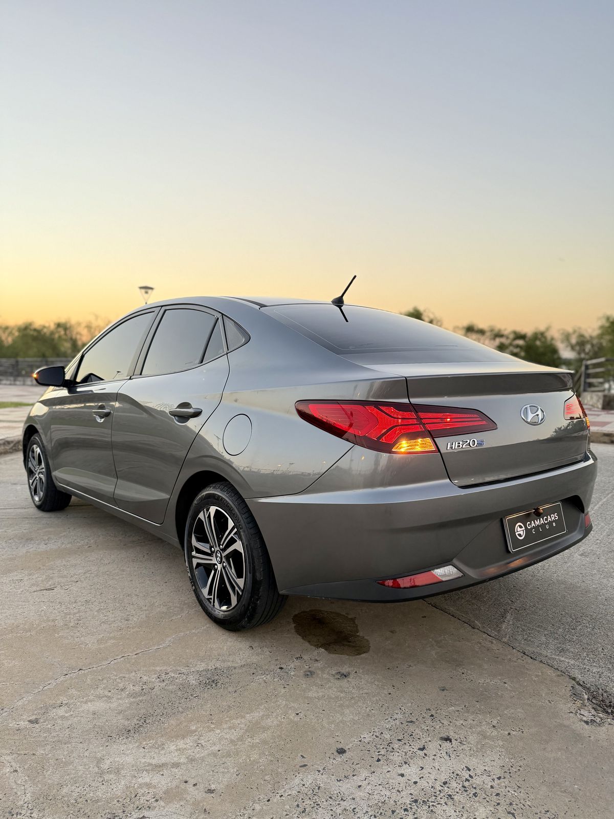 Hyundai HB20S gris, vista trasera tres cuartos
