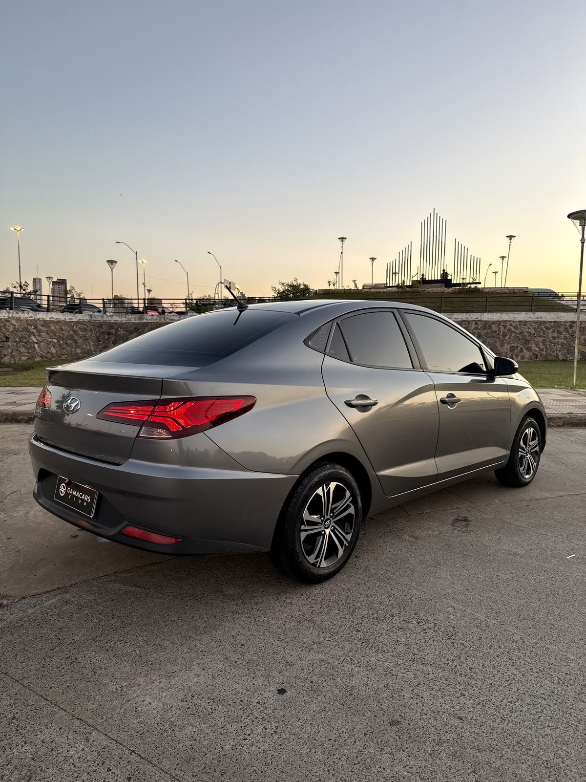 Hyundai HB20S gris, vista trasera y lateral