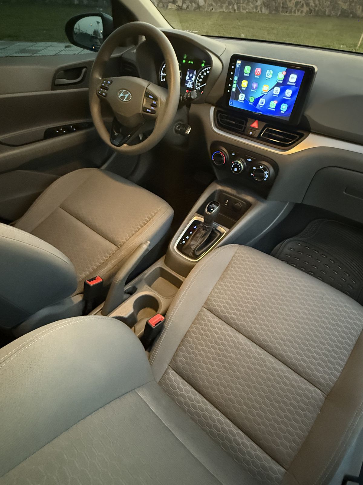 Interior del Hyundai HB20S, asientos delanteros y consola
