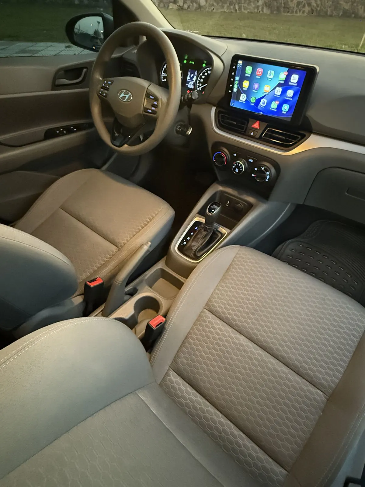 Interior del Hyundai HB20S, asientos delanteros y consola