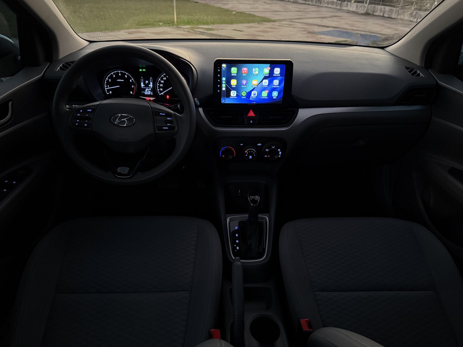 Tablero del Hyundai HB20S de noche