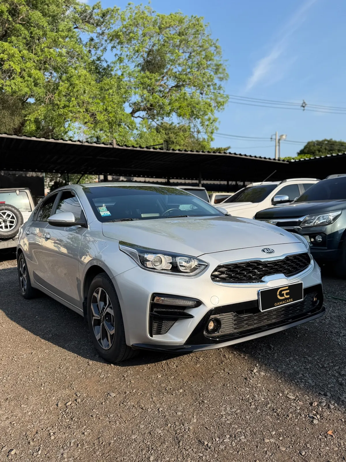 Kia Cerato SX plata 2021, vista frontal tres cuartos