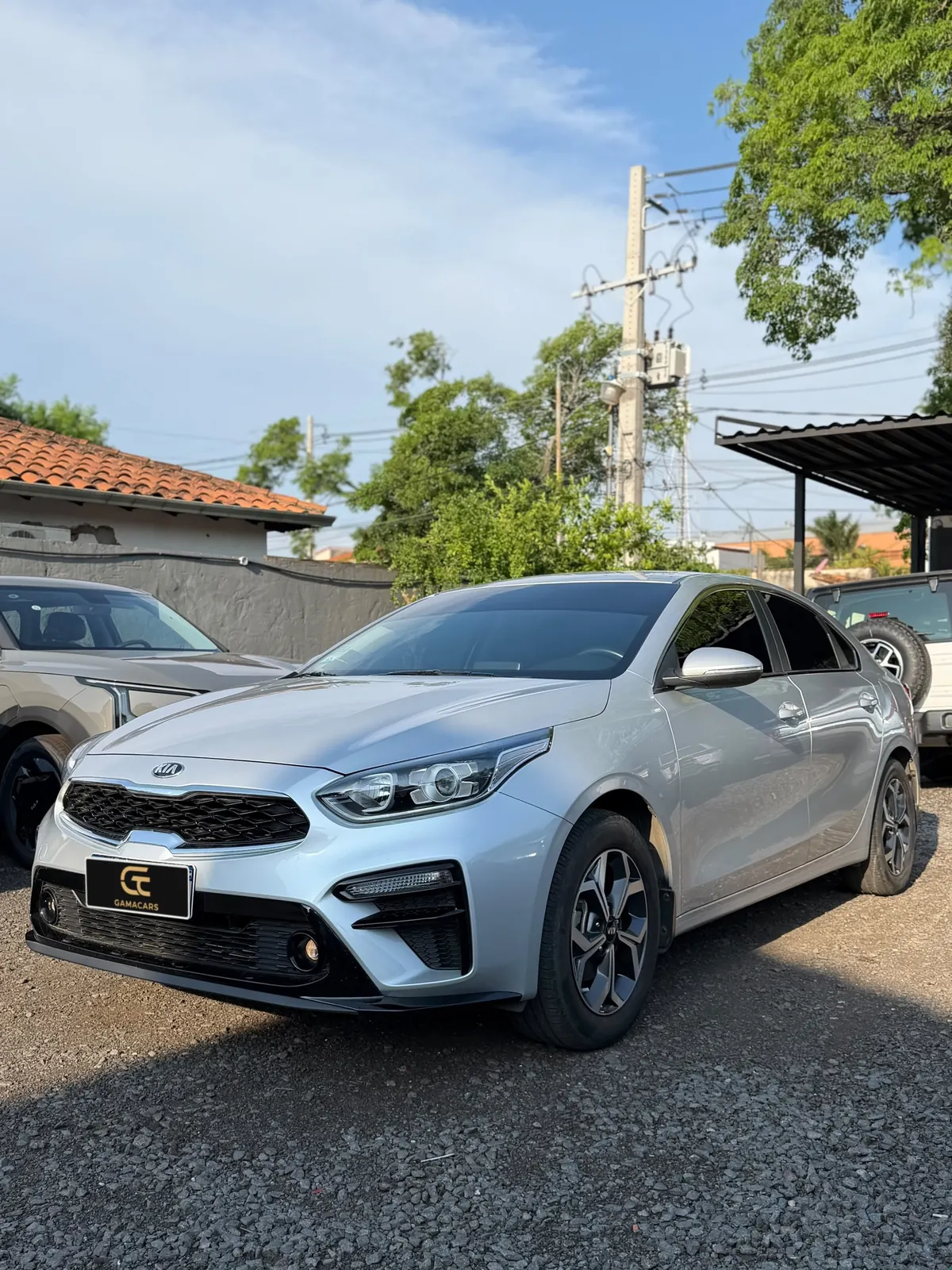 Kia Cerato SX plata, frente y lateral izquierdo