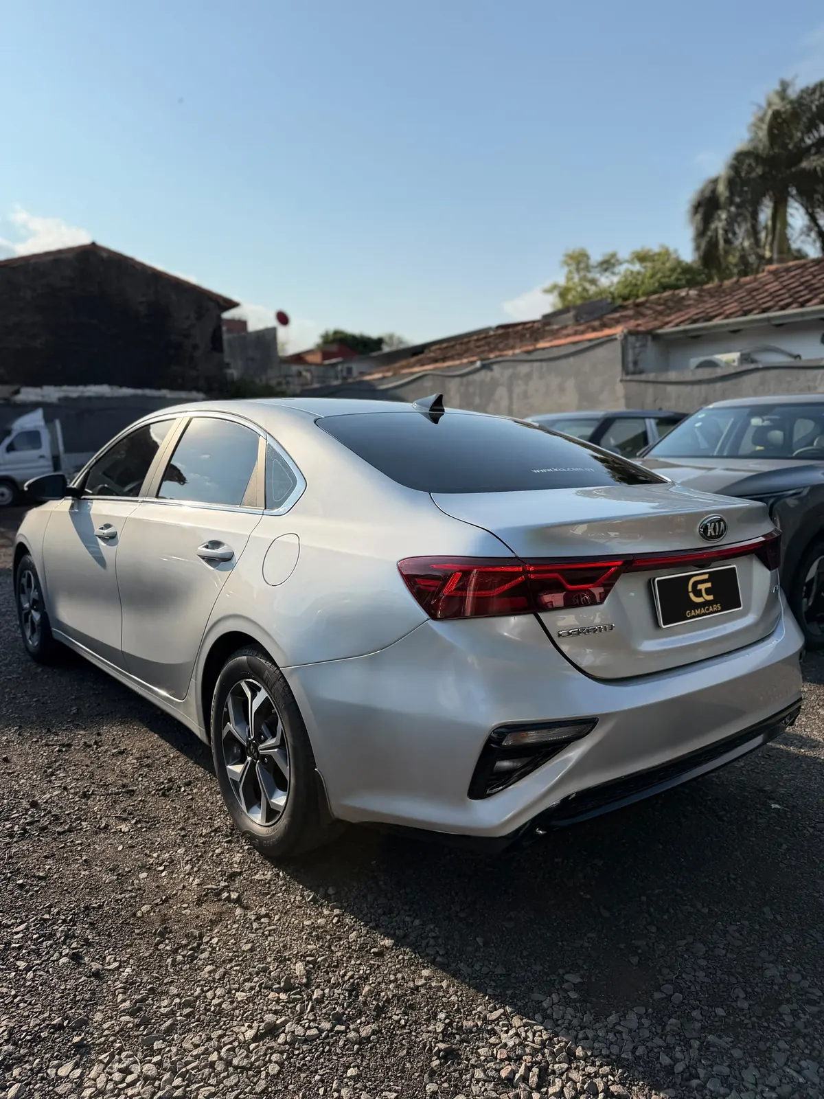 Kia Cerato SX plata, vista trasera tres cuartos