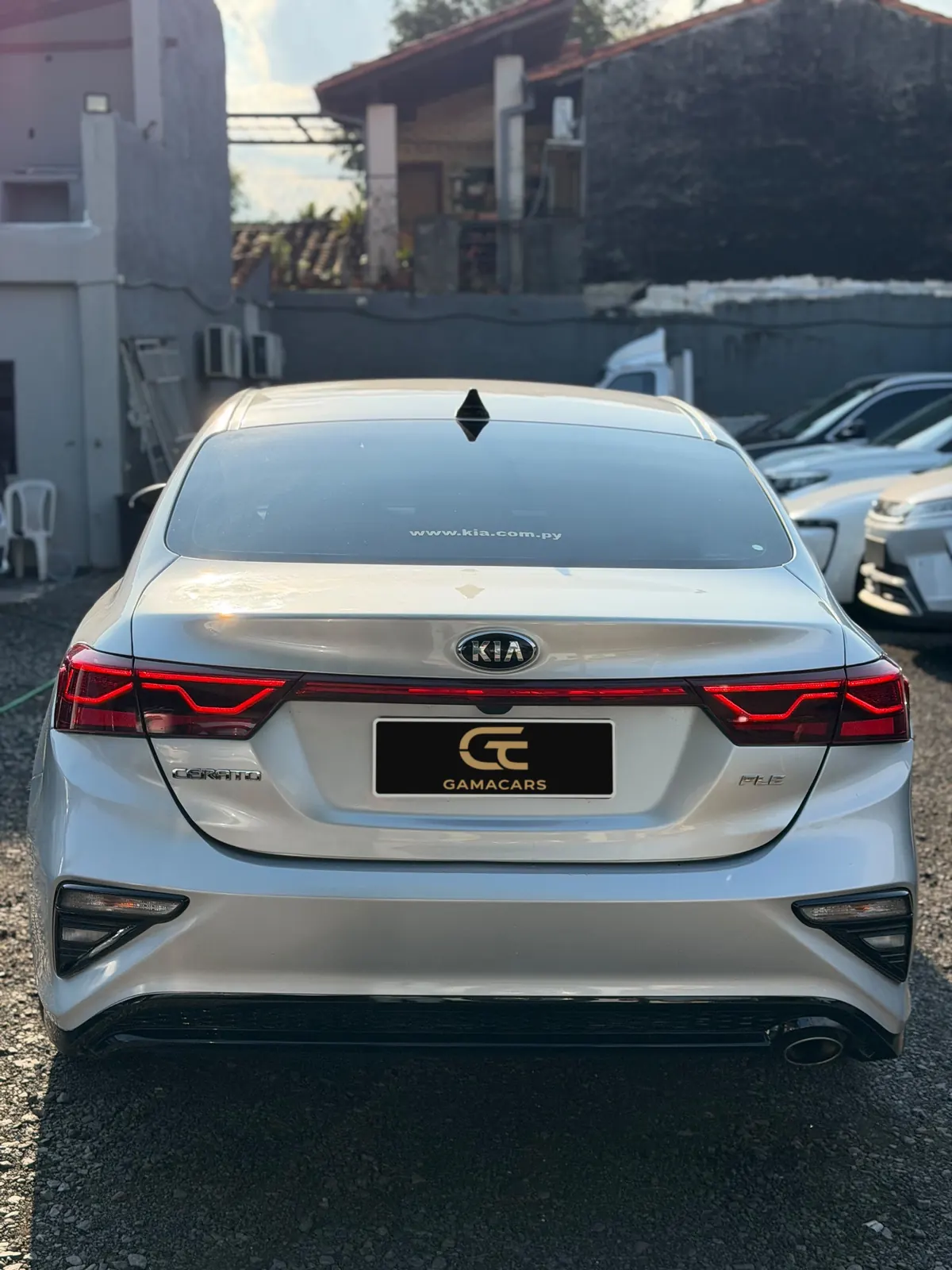 Kia Cerato SX plata, vista trasera