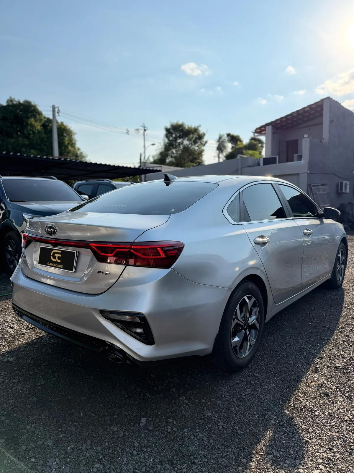 Kia Cerato SX plata, trasera y lateral derecho