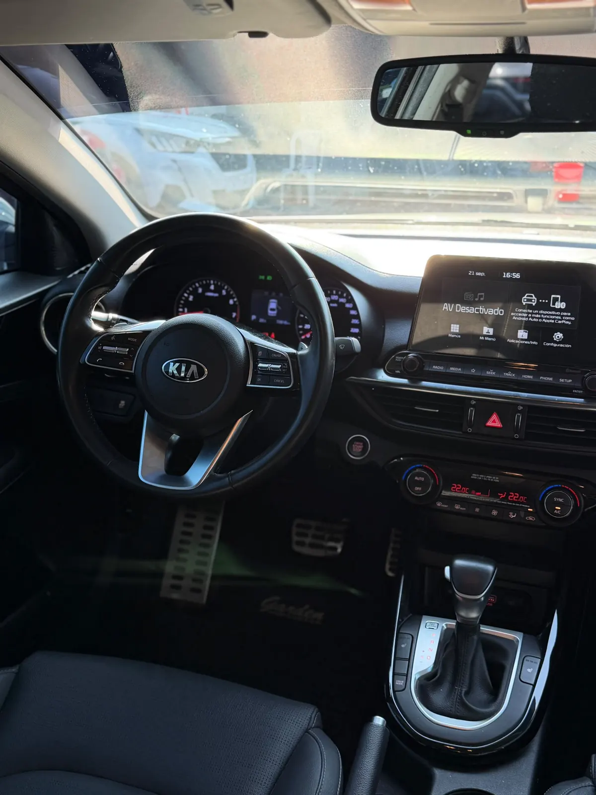 Volante multifunción y pantalla multimedia del Kia Cerato
