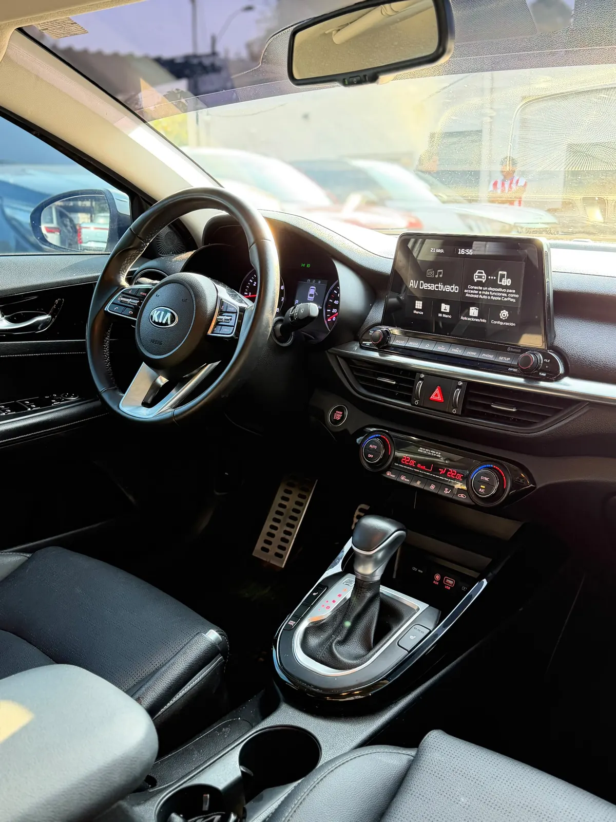 Interior del Kia Cerato con consola y caja automática