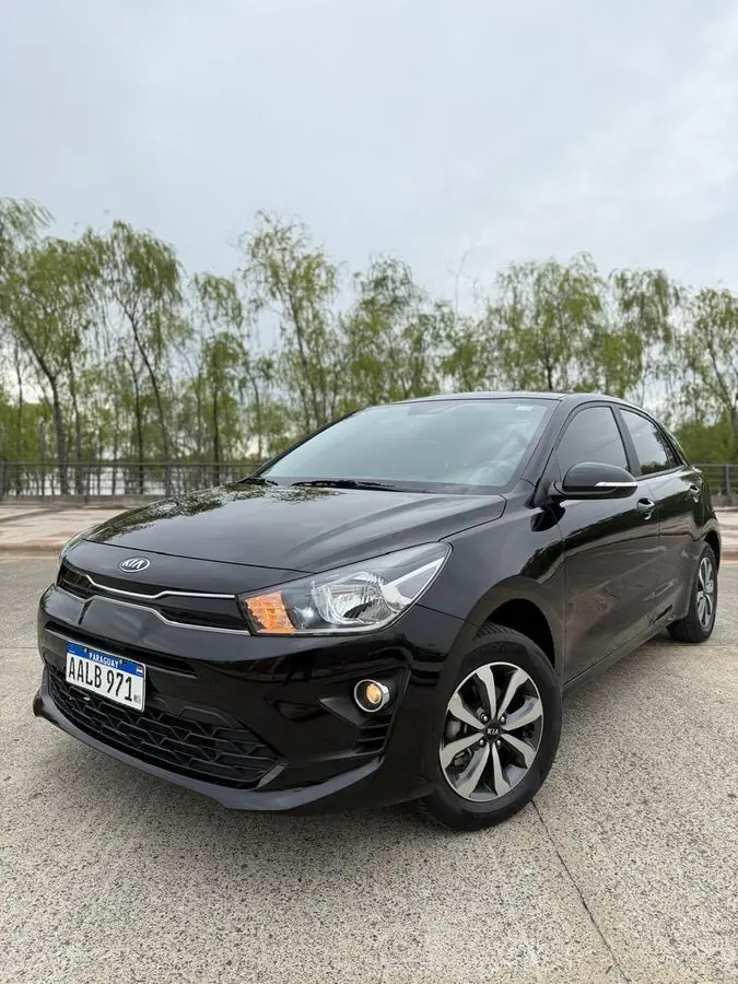 Kia Rio Hatchback 2022, negro, en venta