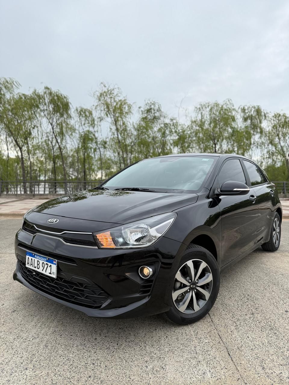 Kia Rio Hatchback negro, vista frontal tres cuartos