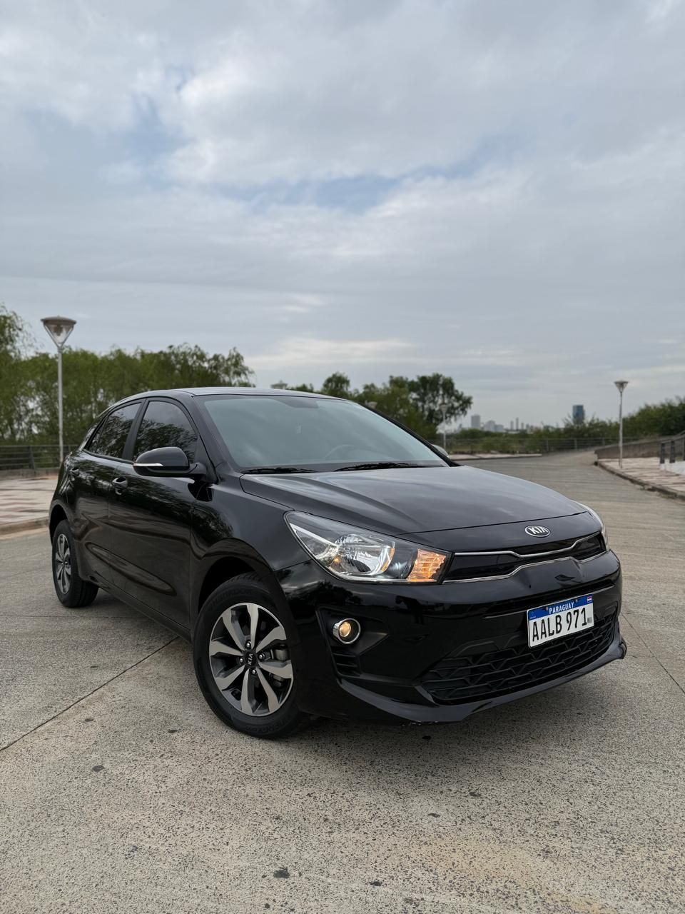 Kia Rio Hatchback negro, frente y lateral derecho