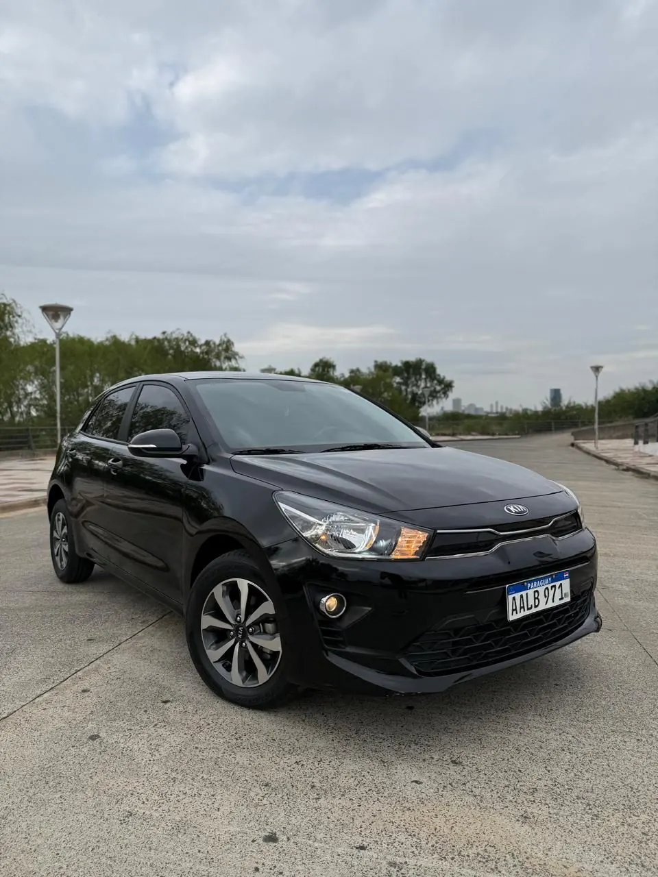 Kia Rio Hatchback negro, frente y lateral derecho