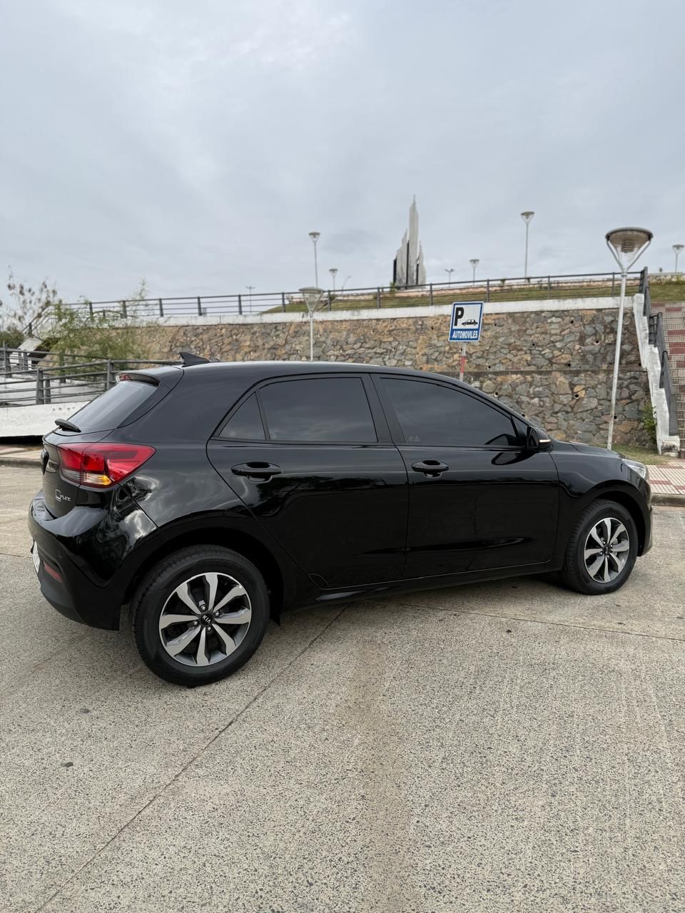 Kia Rio Hatchback negro, vista lateral