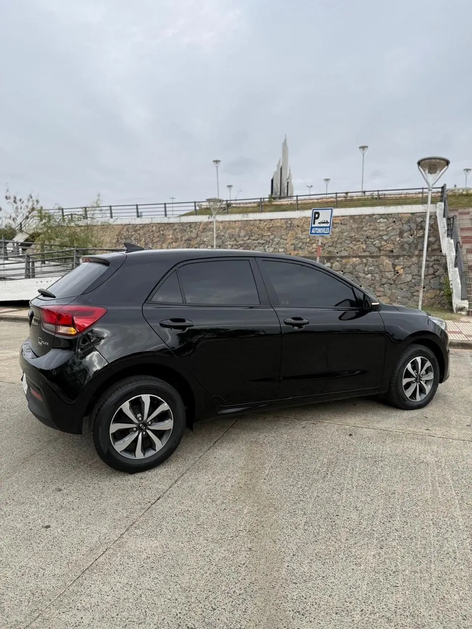 Kia Rio Hatchback negro, vista lateral