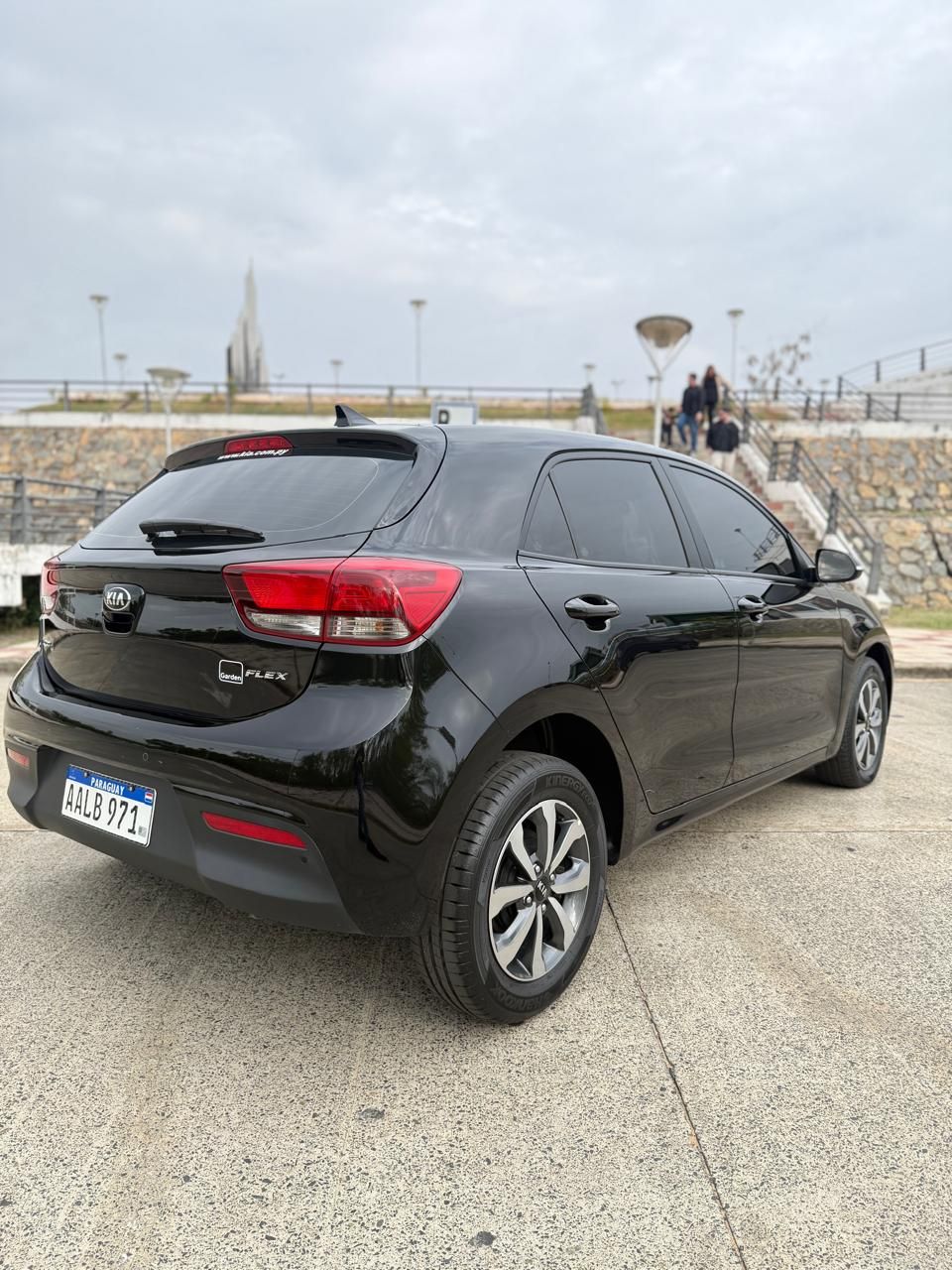 Kia Rio Hatchback negro, vista trasera tres cuartos
