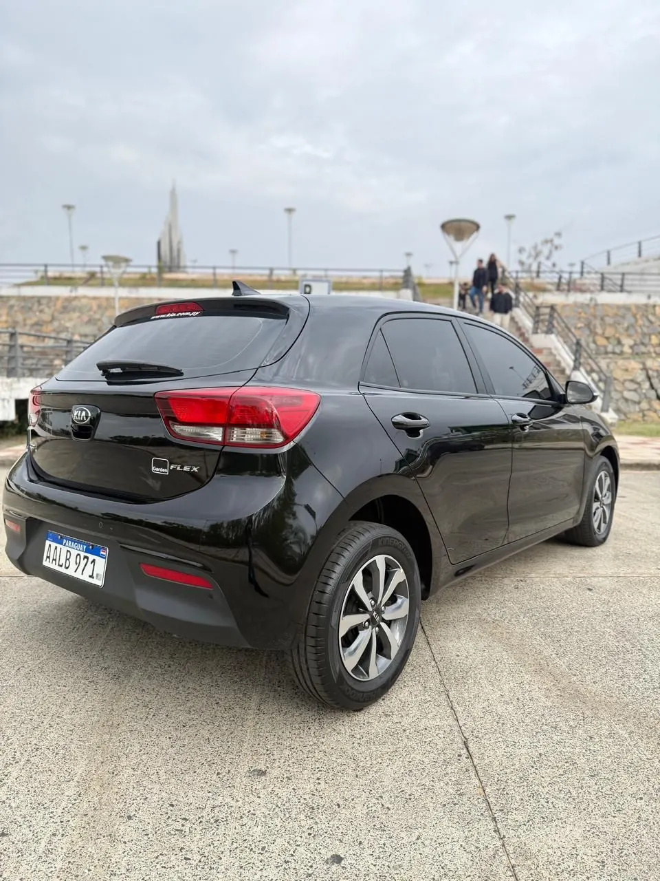 Kia Rio Hatchback negro, vista trasera tres cuartos