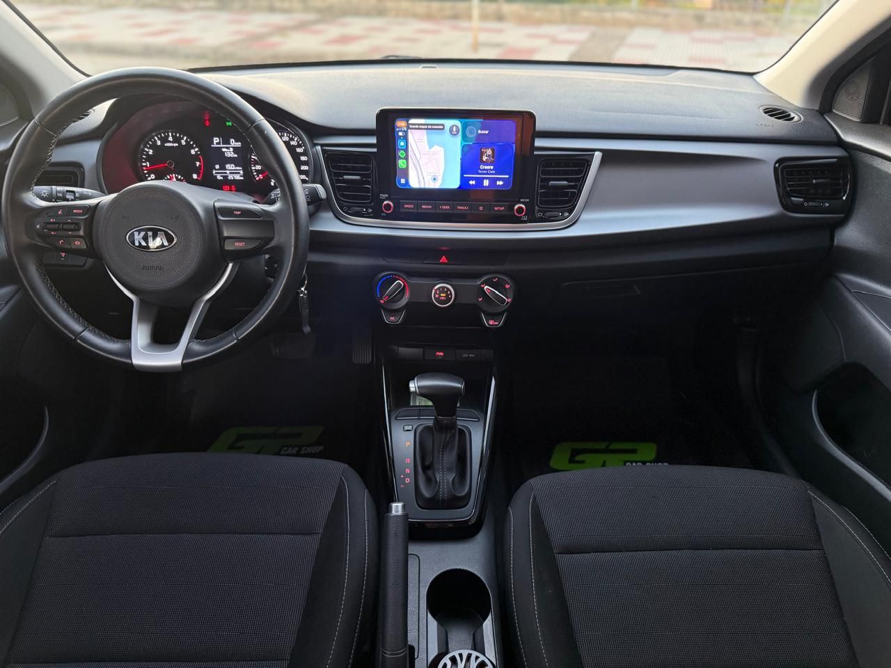 Tablero y volante del Kia Rio con pantalla multimedia