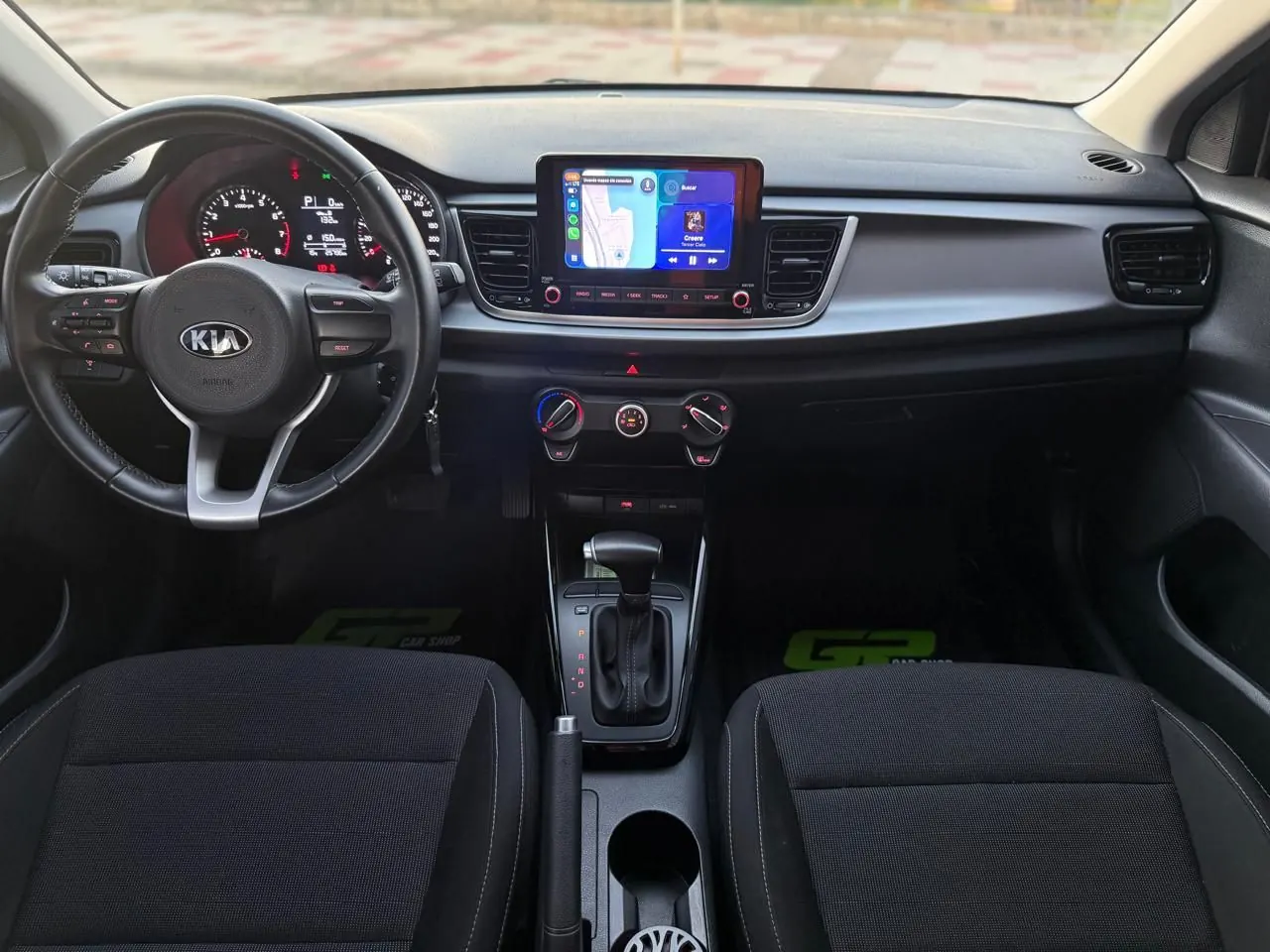 Tablero y volante del Kia Rio con pantalla multimedia