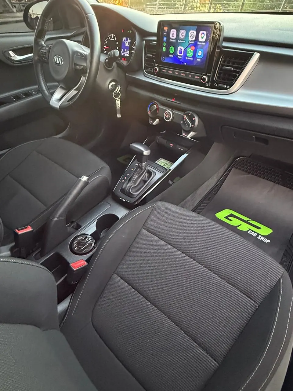 Interior del Kia Rio, asientos delanteros y consola