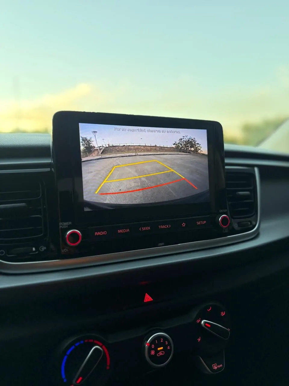 Pantalla con cámara de reversa y guía de giro