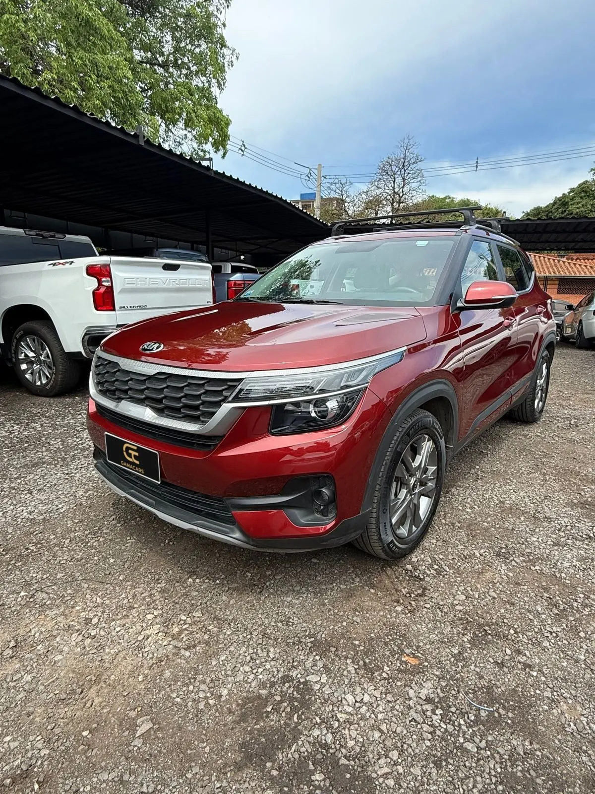 Kia Seltos rojo 2021, vista frontal tres cuartos