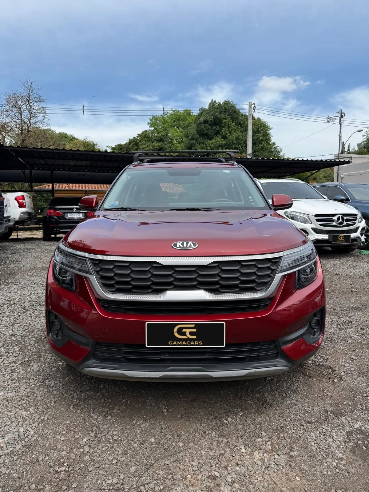 Kia Seltos rojo, vista frontal