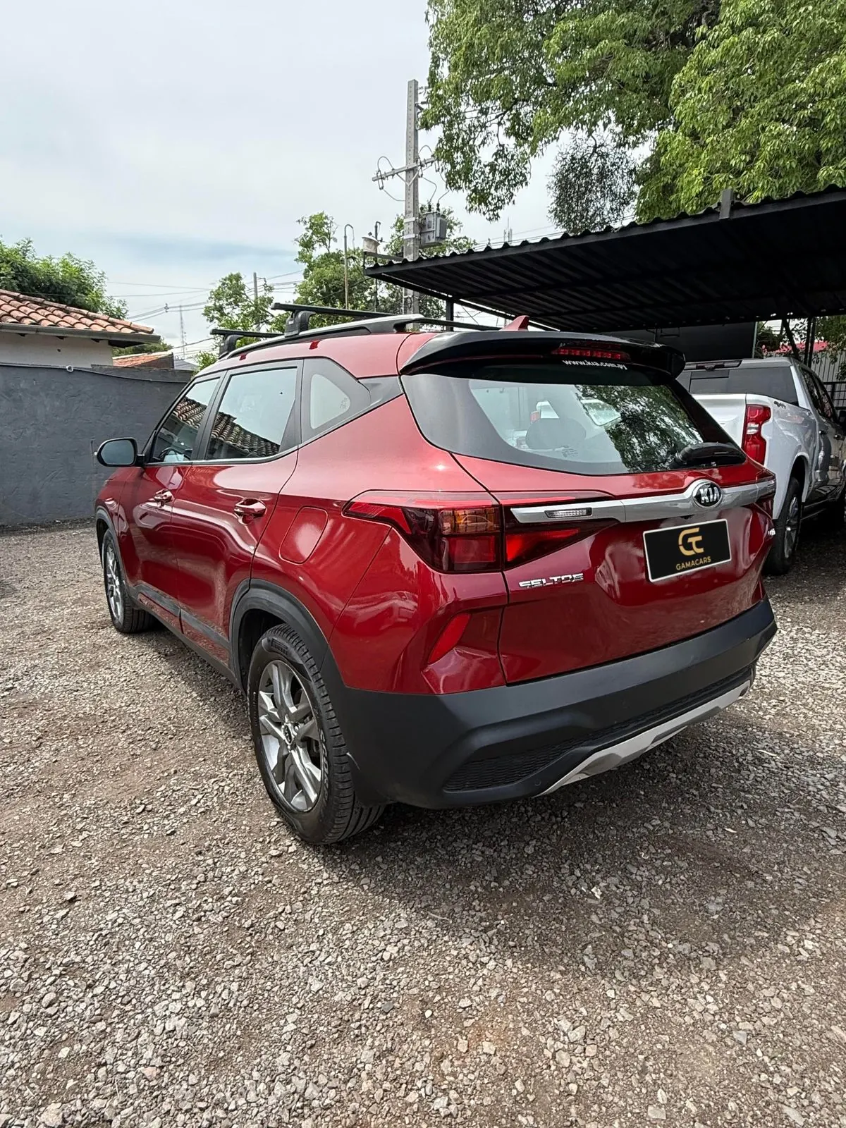 Kia Seltos rojo, vista trasera tres cuartos