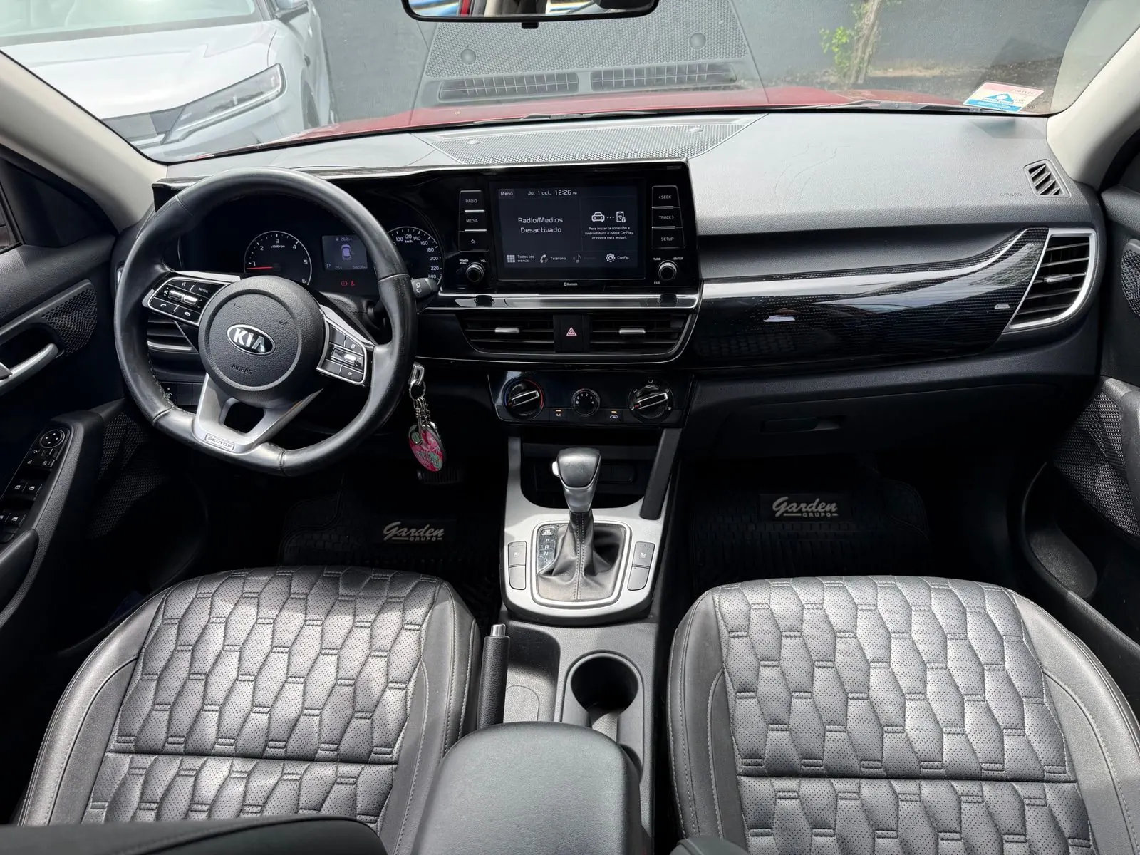 Tablero y volante multifunción del Kia Seltos