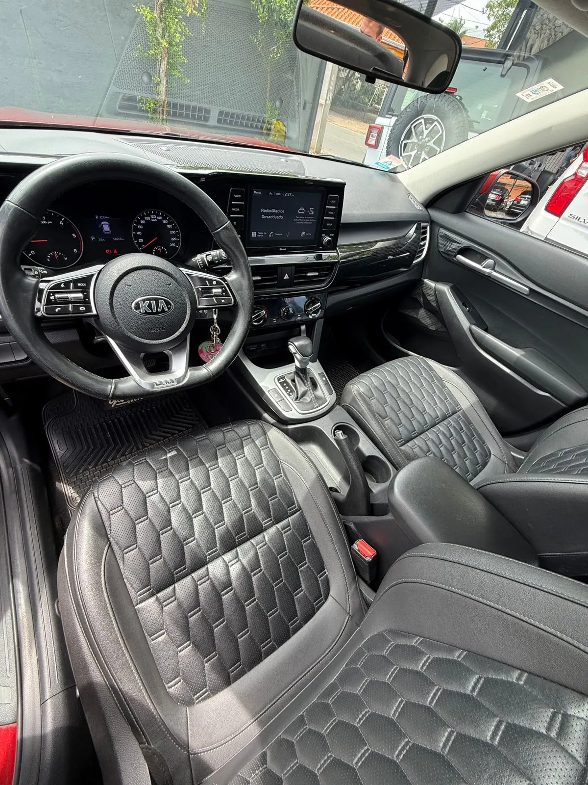 Interior del Kia Seltos con tapizado en cuero negro