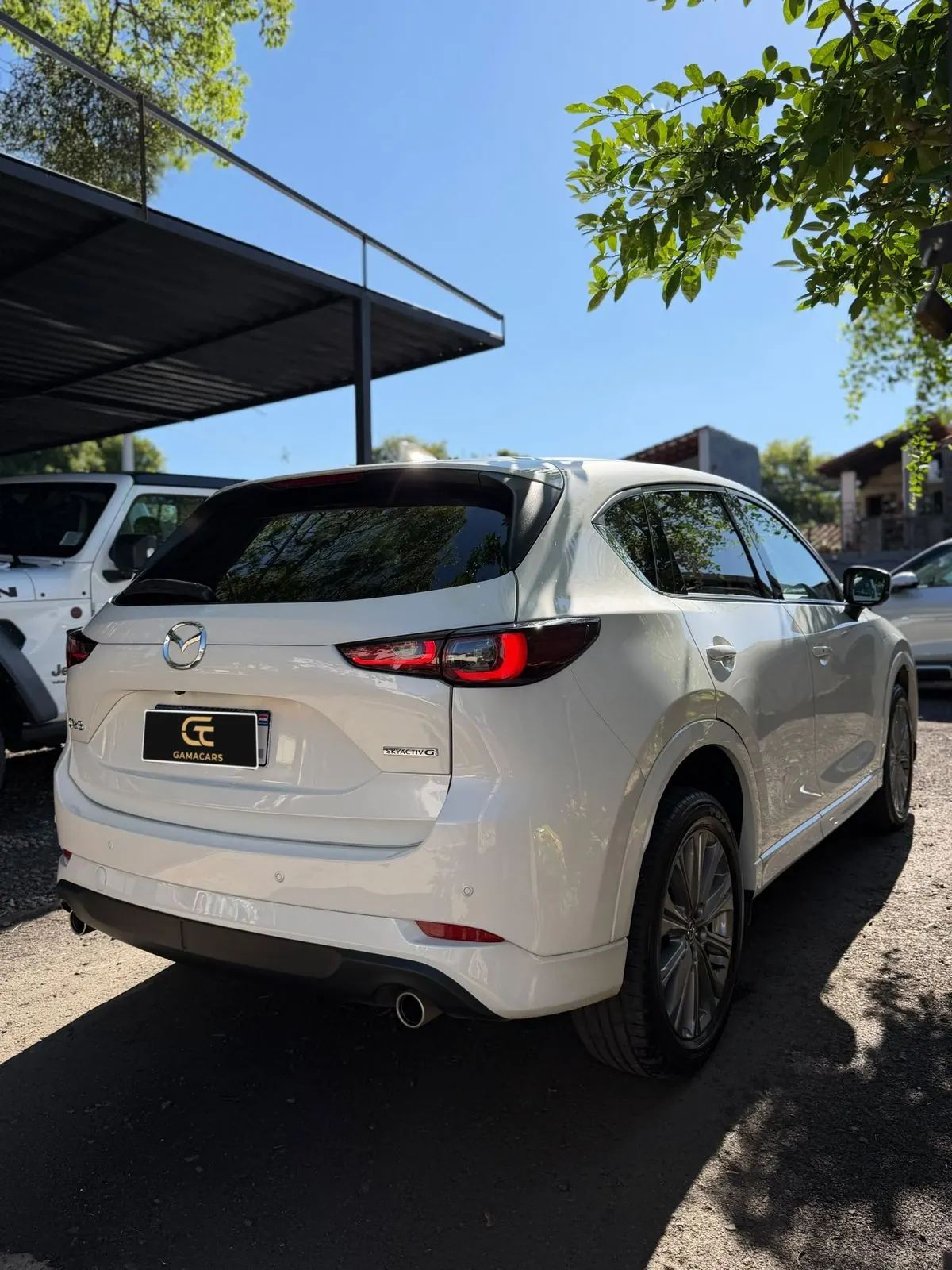 Mazda CX-5 Limited blanco, vista trasera tres cuartos