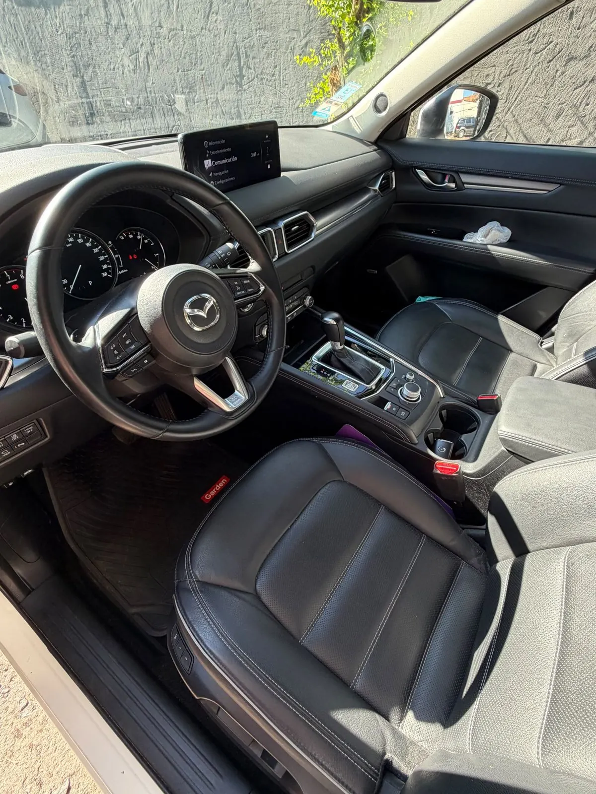 Interior del Mazda CX-5 con tapizado en cuero negro