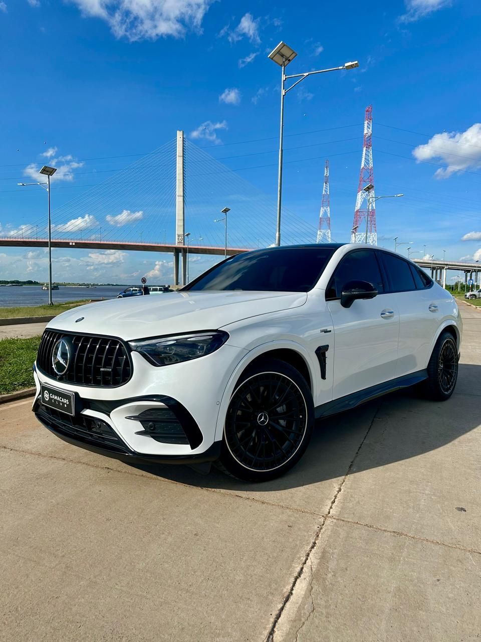 Mercedes-AMG GLC 43 blanco, vista frontal tres cuartos