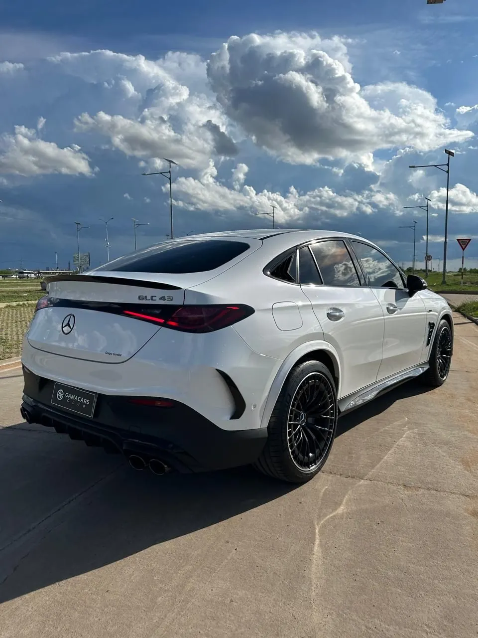 Mercedes-AMG GLC 43 blanco, vista trasera tres cuartos con llantas negras