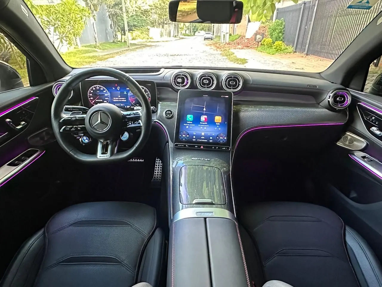 Tablero del GLC 43 con pantalla vertical e iluminación ambiental