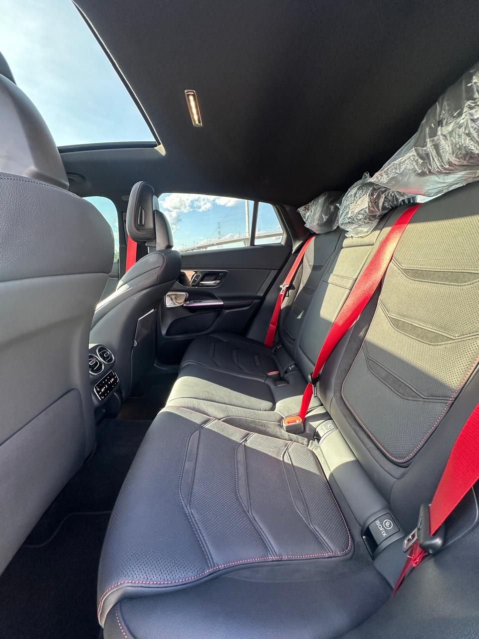 Mercedes-AMG GLC 43, asientos traseros con cinturones rojos