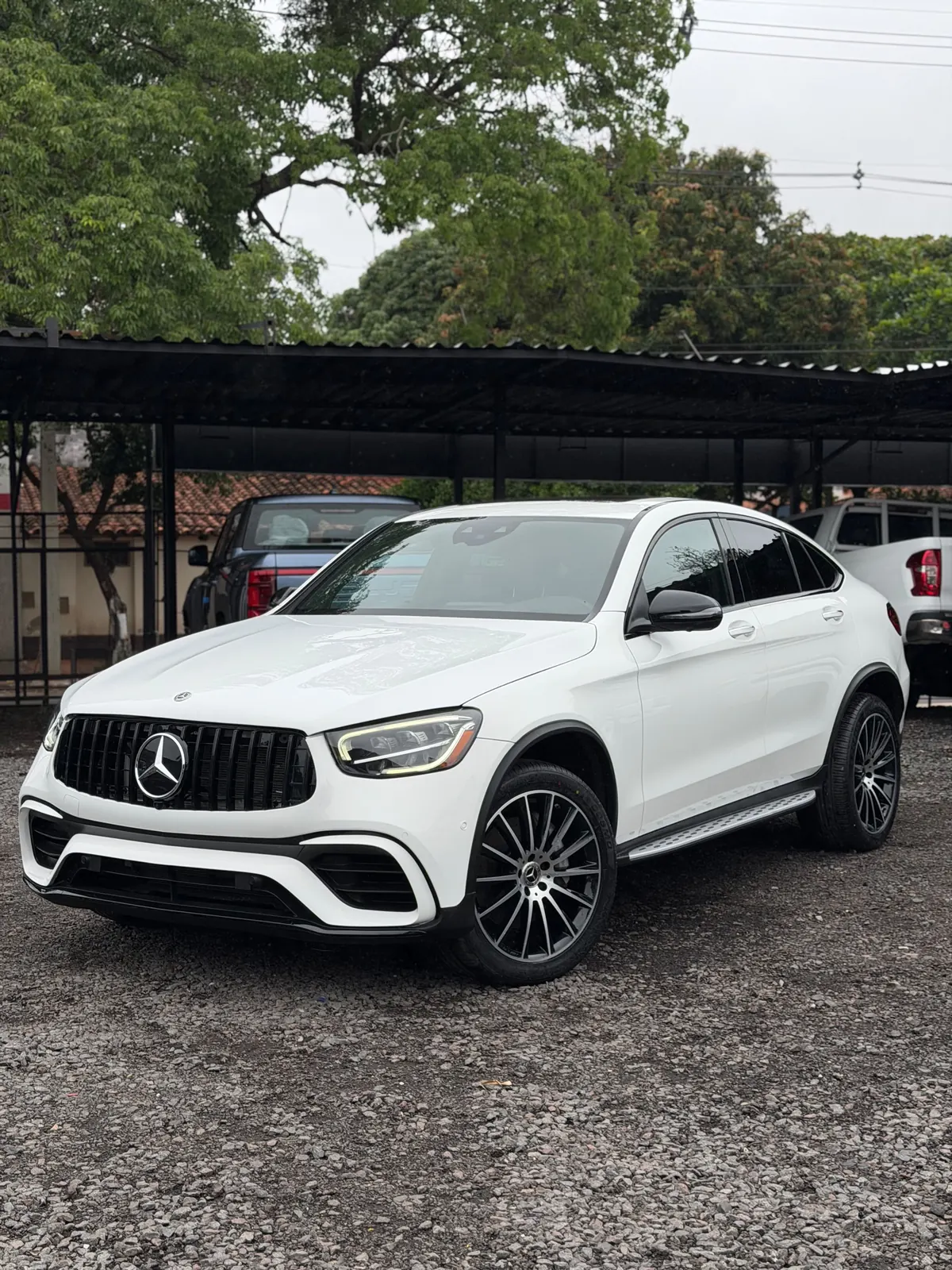 Mercedes-Benz GLC 300 Coupé blanca 2023, vista frontal tres cuartos