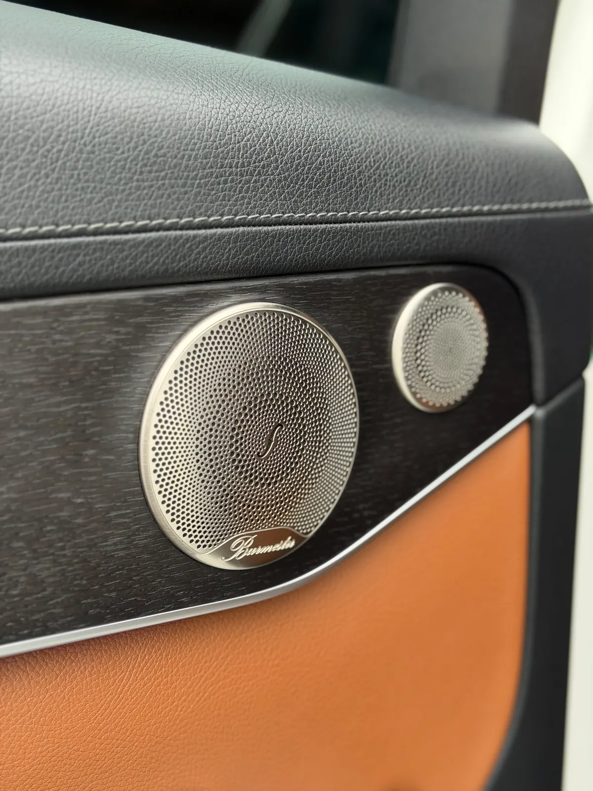 Parlante Burmester en la puerta de la Mercedes-Benz GLC 300 Coupé