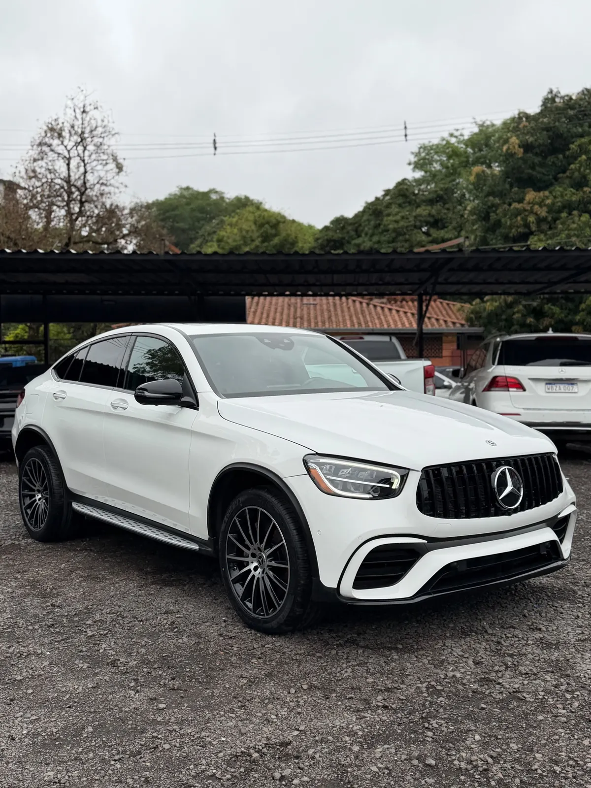 Mercedes-Benz GLC 300 Coupé blanca, vista frontal tres cuartos derecha con llantas de aleación