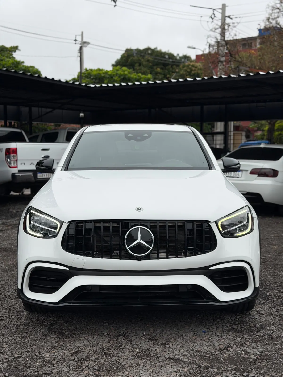 Mercedes-Benz GLC 300 Coupé blanca, vista frontal con parrilla Look AMG