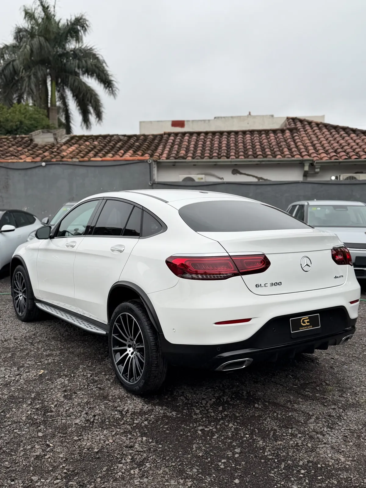 Mercedes-Benz GLC 300 Coupé blanca, vista trasera tres cuartos con insignia 4MATIC