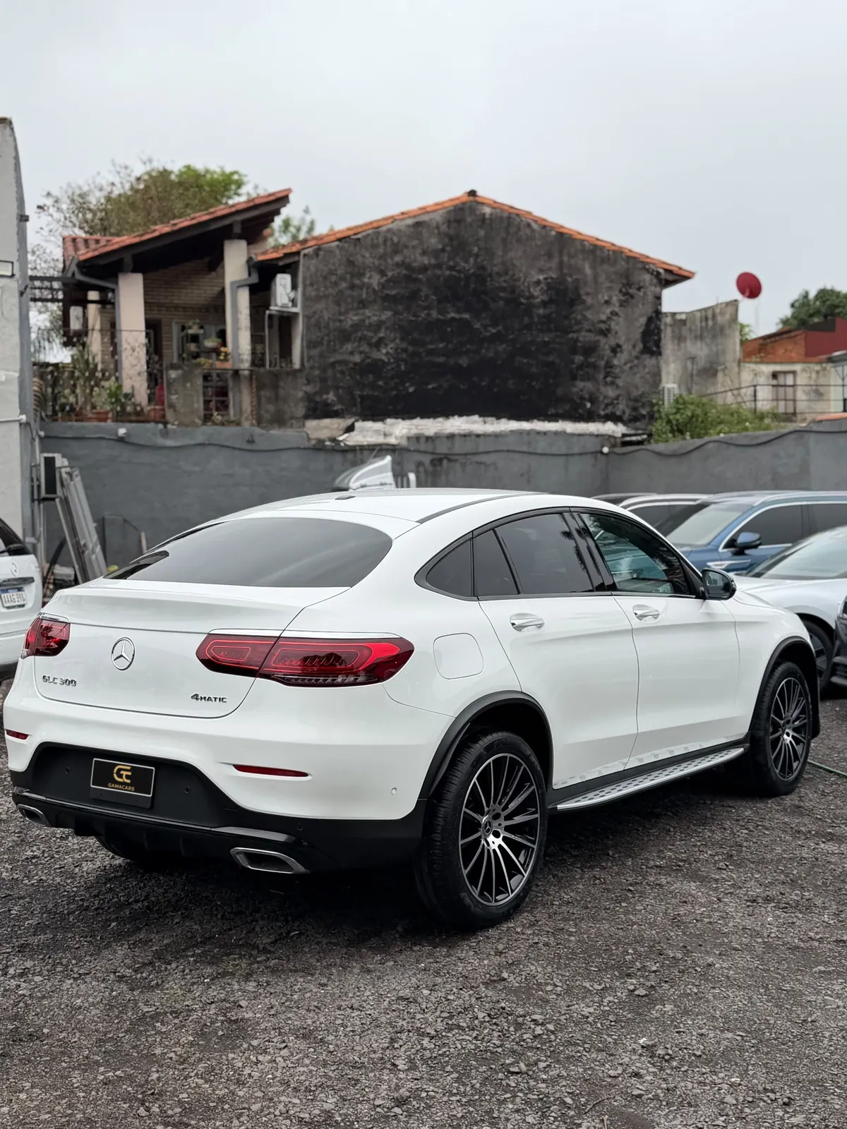 Mercedes-Benz GLC 300 Coupé blanca, vista trasera tres cuartos derecha
