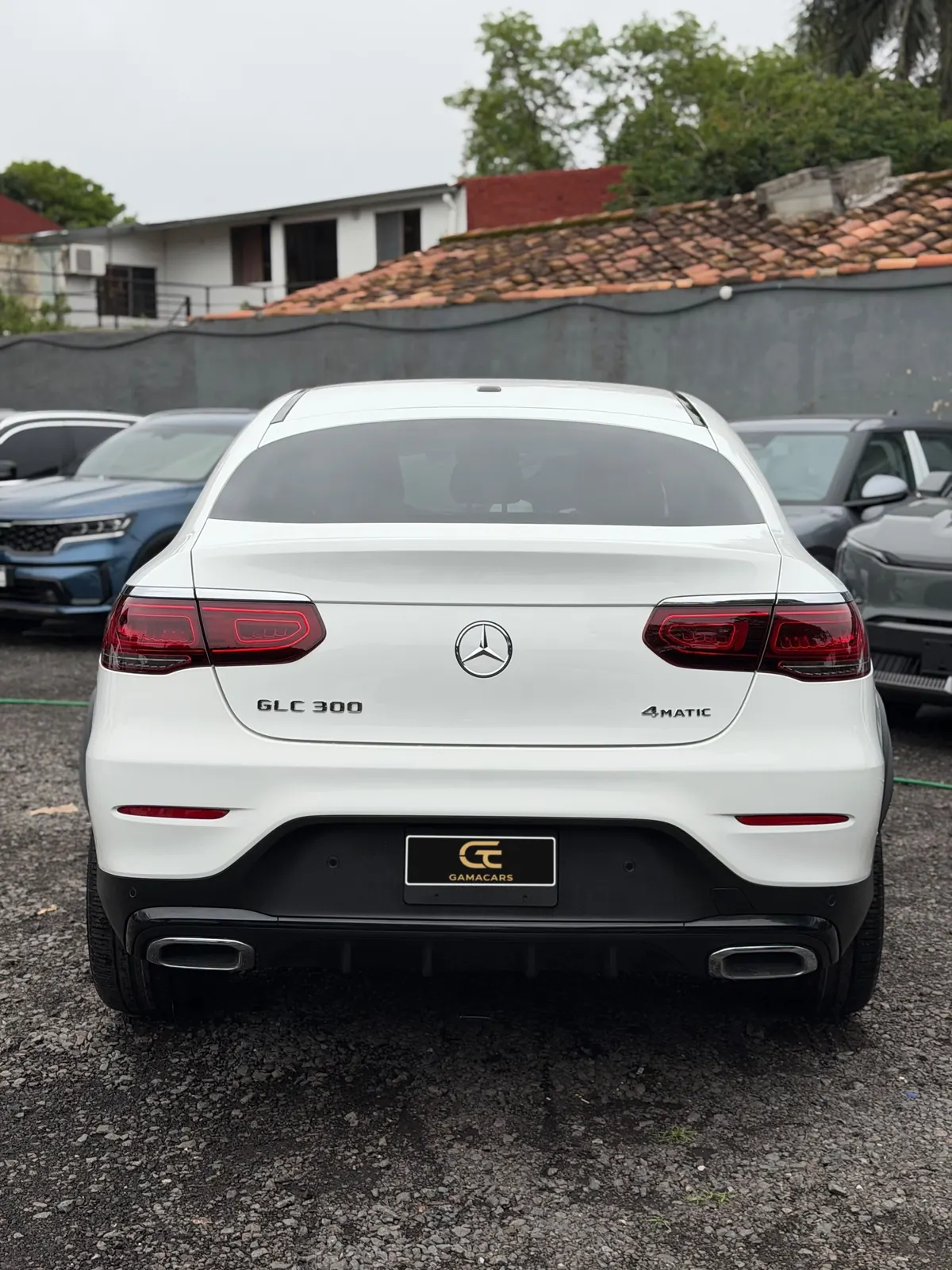 Mercedes-Benz GLC 300 Coupé blanca, vista trasera con insignias GLC 300 y 4MATIC