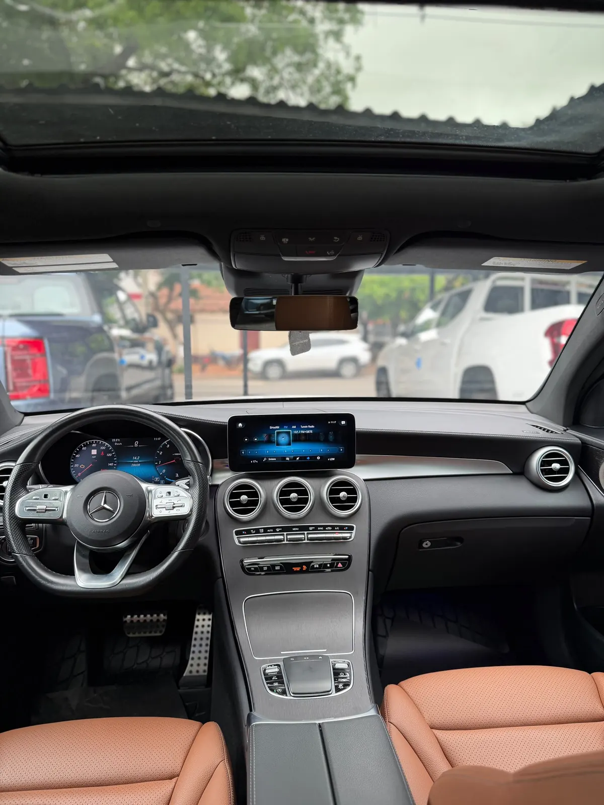 Tablero de la Mercedes-Benz GLC 300 Coupé con techo solar y tapizado marrón