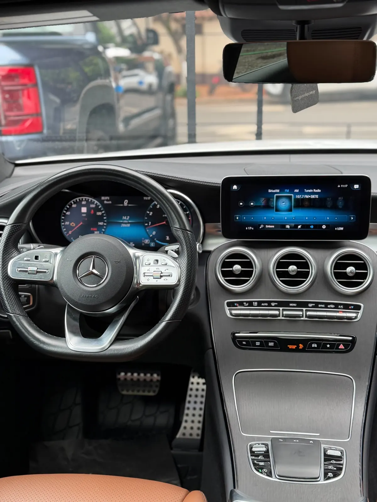 Volante multifunción y pantalla multimedia de la Mercedes-Benz GLC 300 Coupé