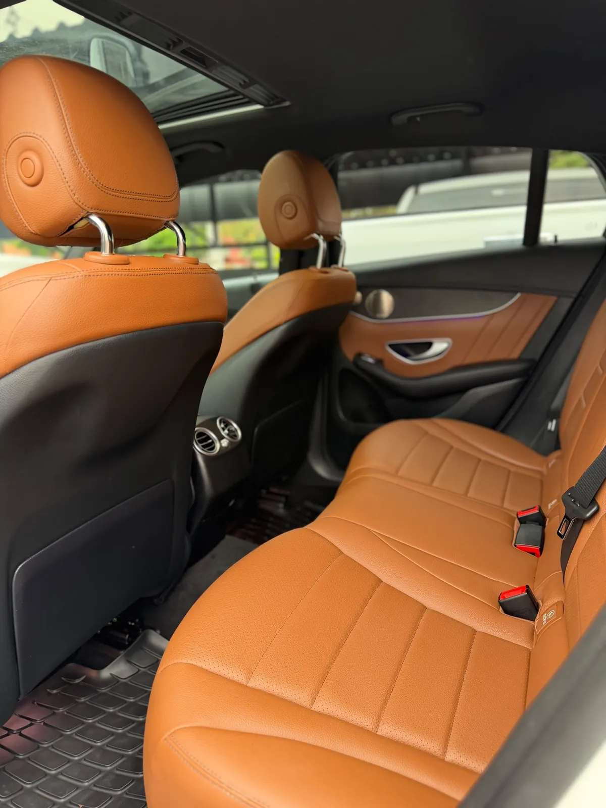 Asientos traseros de cuero marrón de la Mercedes-Benz GLC 300 Coupé