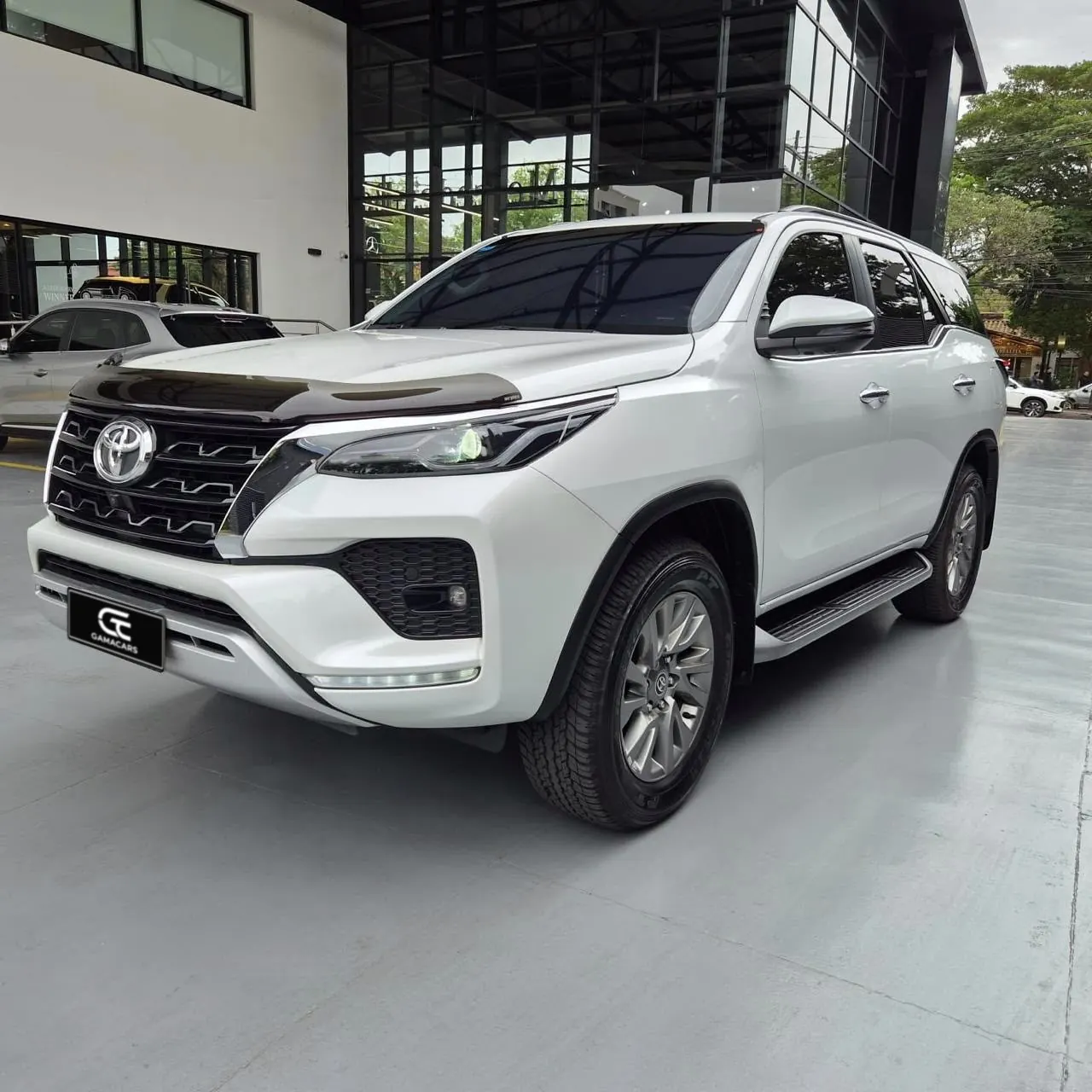 Toyota Fortuner SRV blanca 2024, vista frontal tres cuartos